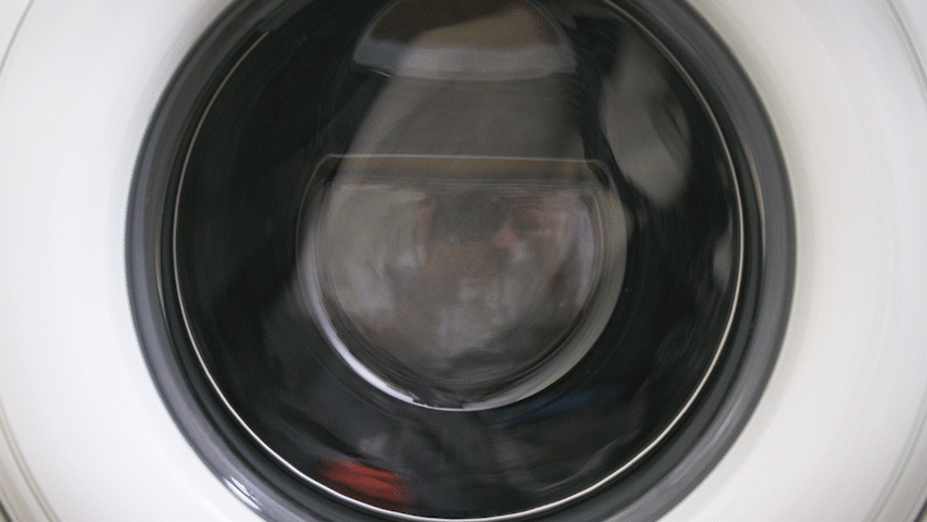 Geanimeerd vooraanzicht van een wasmachine die (een kleurenwasje) draait.
