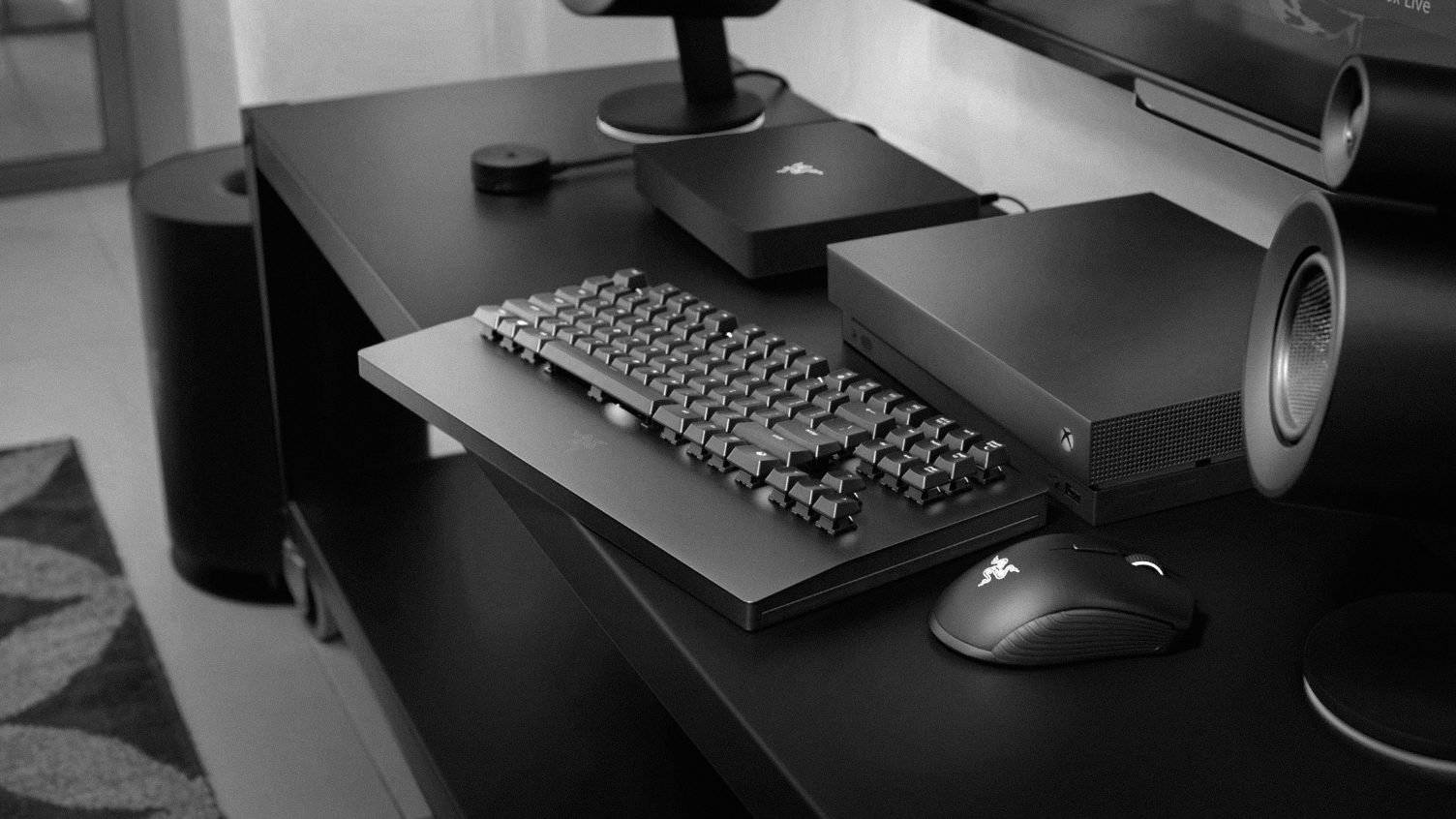 Foto van het Razer Turret-toetsenbord en bijbehorende muis, aangesloten op een Xbox One X-console.