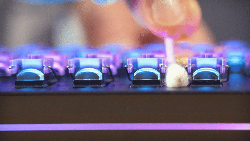 Geanimeerde afbeelding van een wattenstaafje dat tussen meerdere toetsenbordschakelaars geragd wordt.