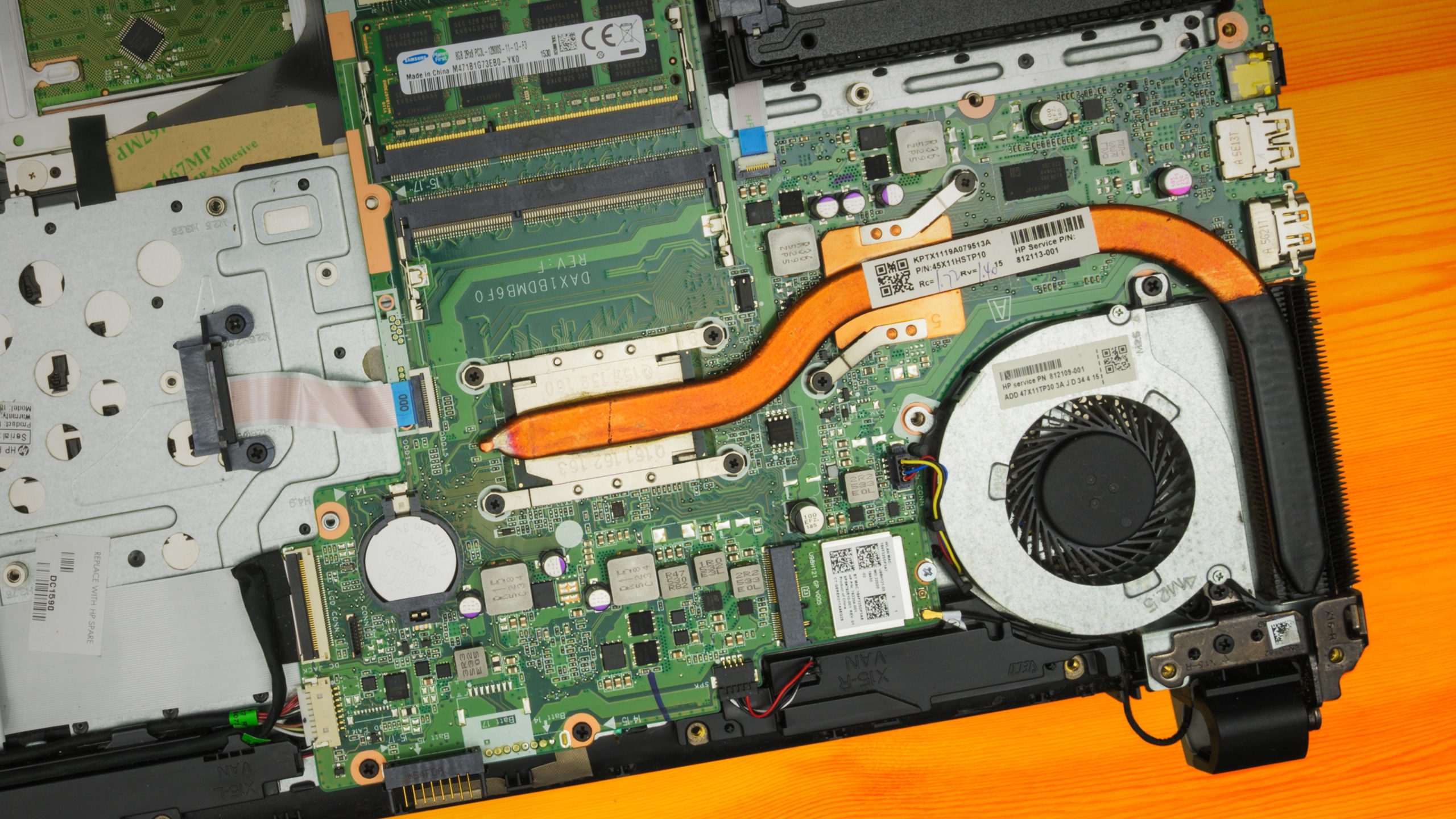 Close-up van een opengeschroefde laptop, klaar om nuttige onderdelen uit te halen.
