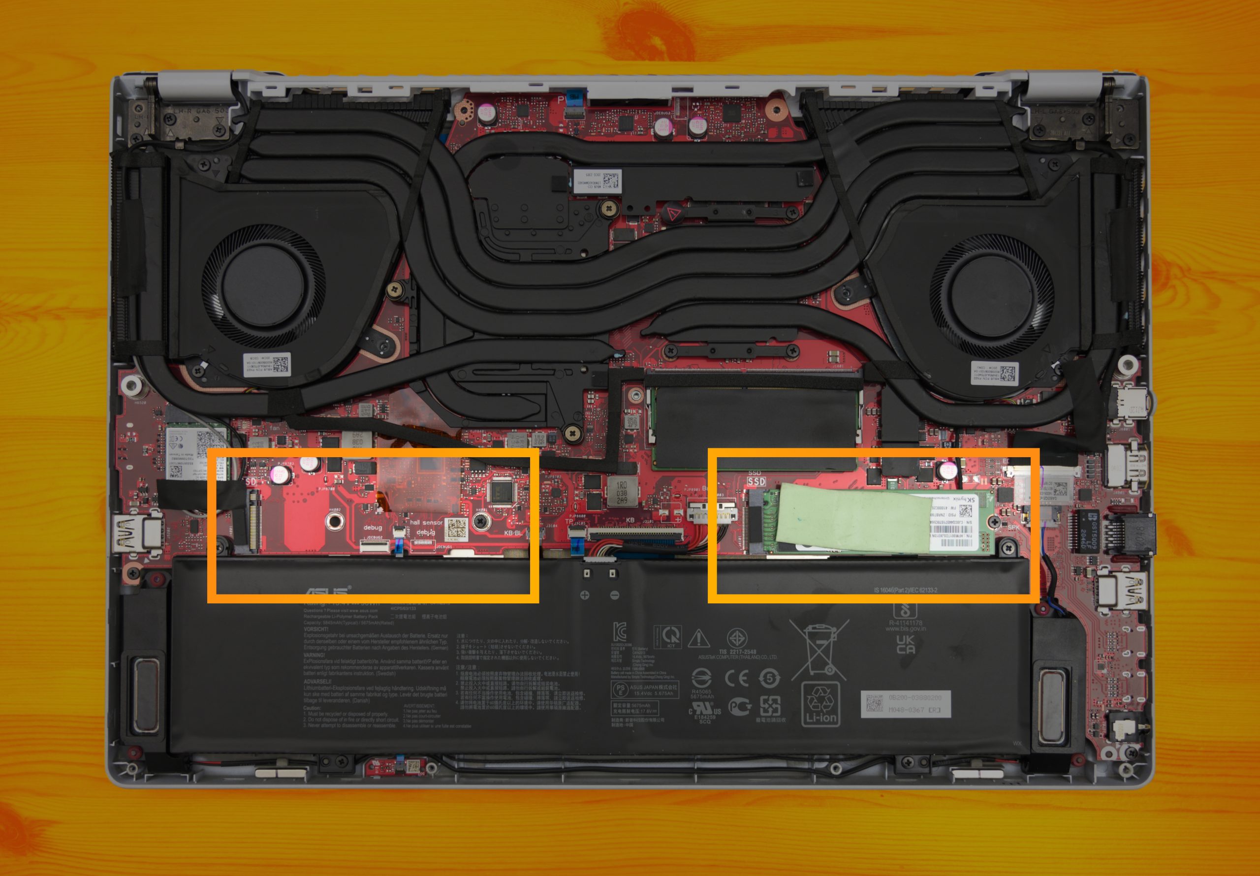 Foto van een moderne laptop, met de NVMe SSD (en het slot daarvoor) uitgelicht op de printplaat.