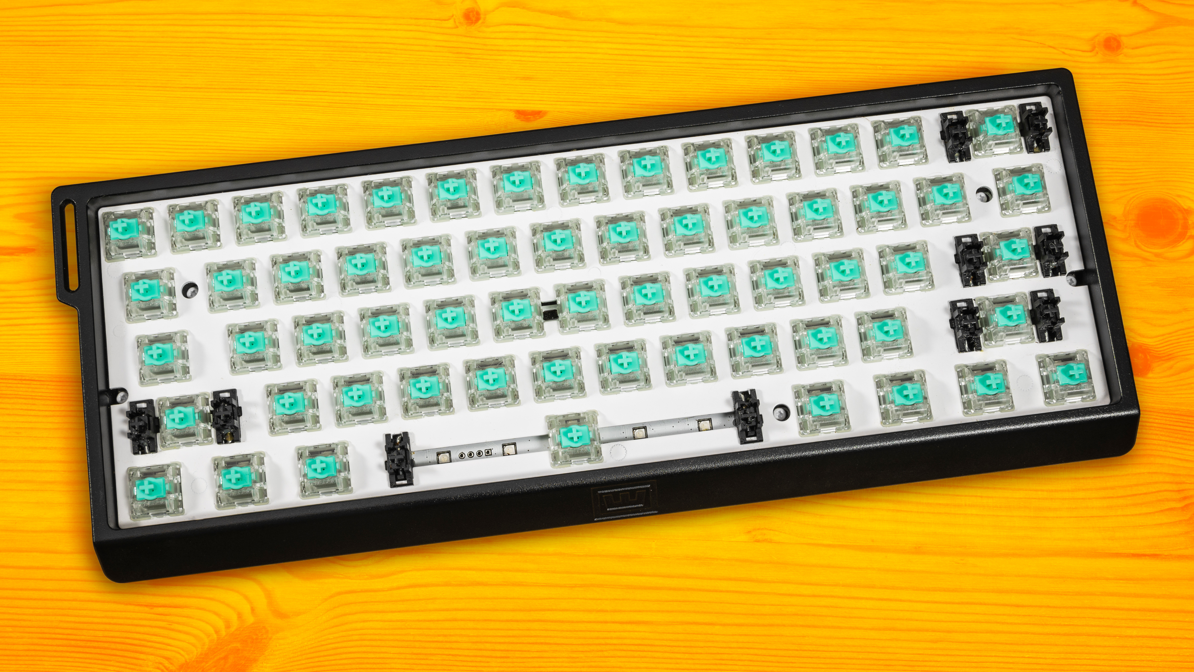 Het Wooting 60HE-toetsenbord zonder keycaps, met de Lekker-schakelaars vol in het zicht. 