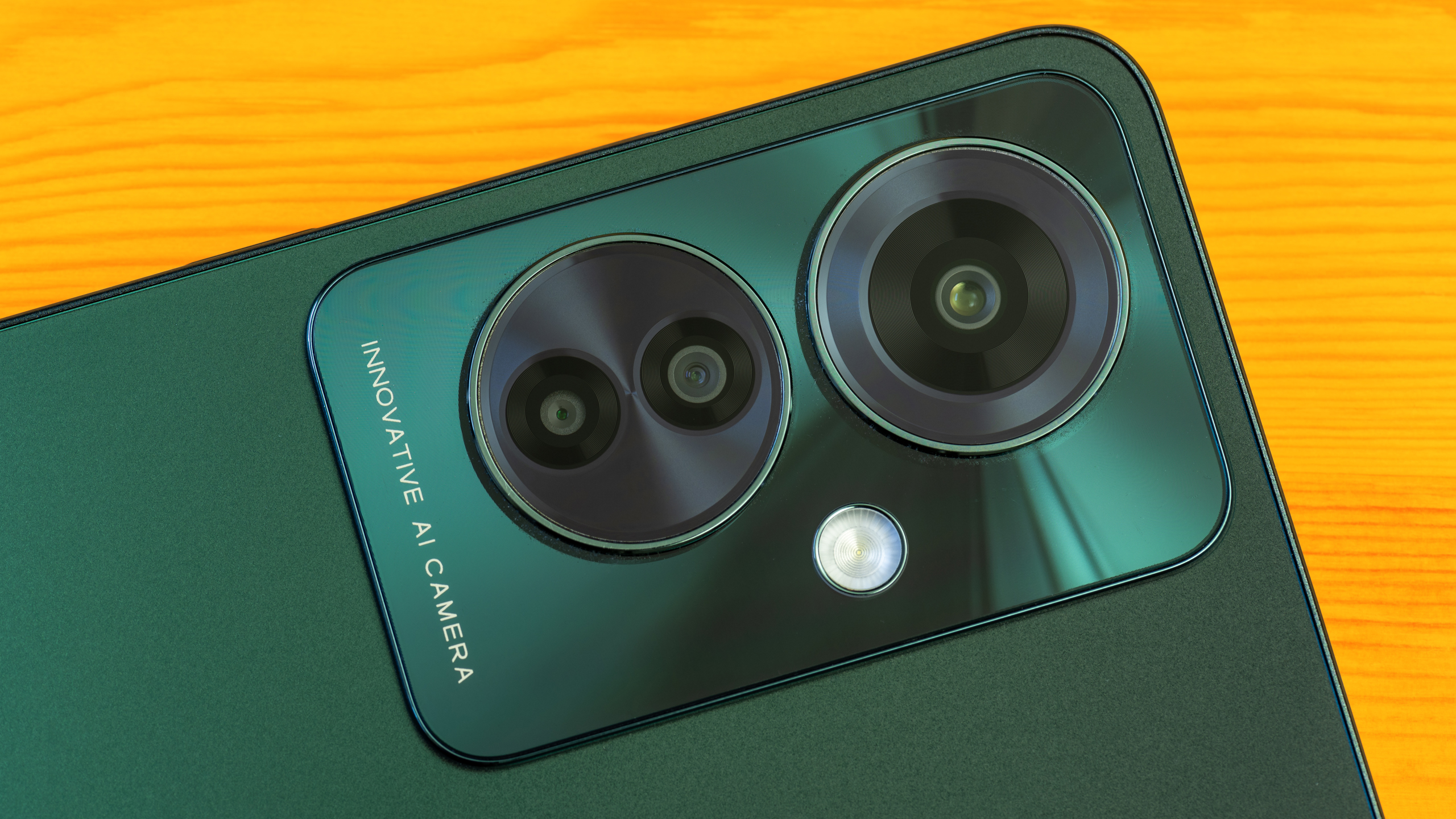 Close-up van de primaire camera, met daaronder de macrolens en groothoeklens van OPPO's Reno11-smartphone.