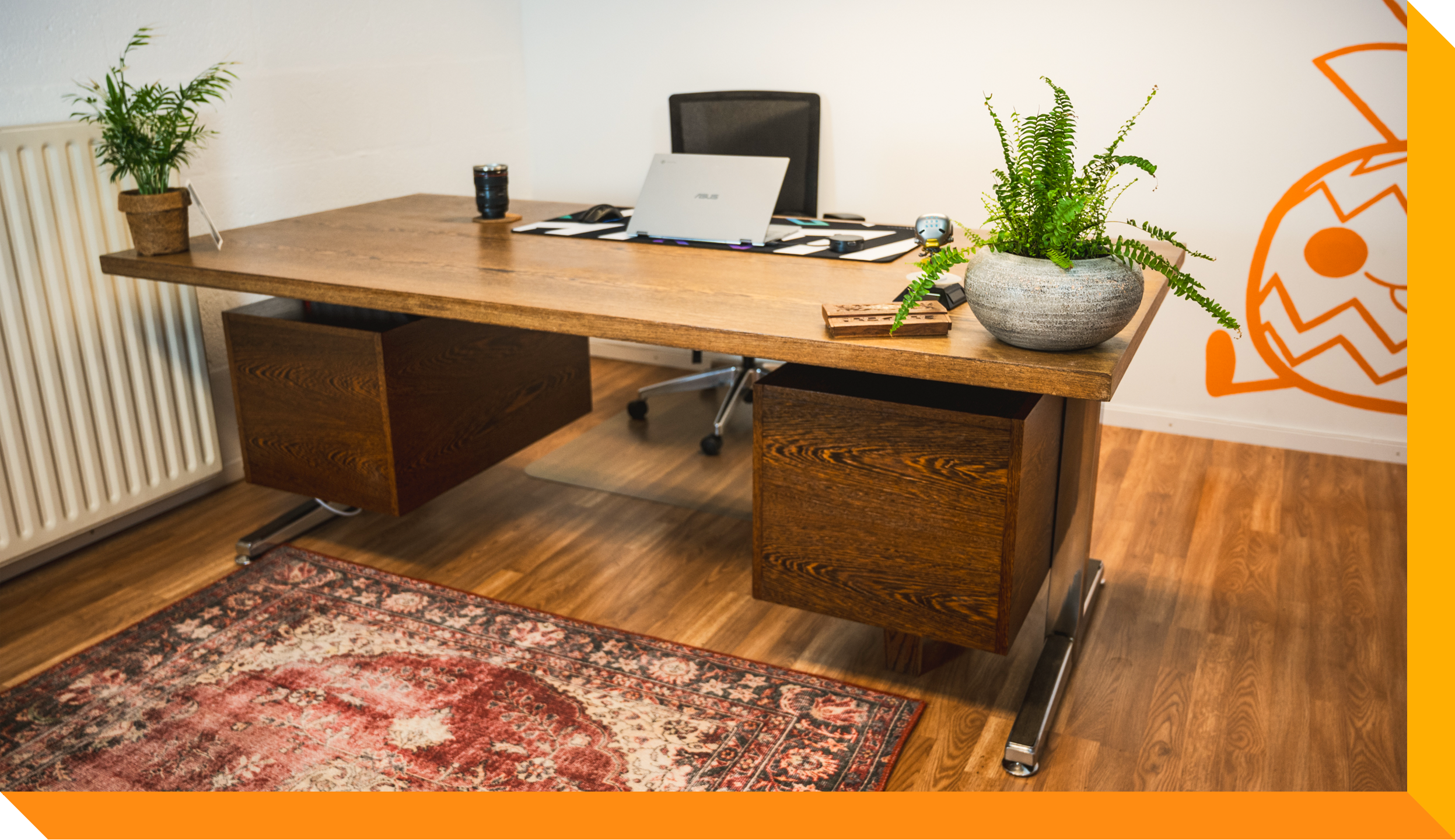 Een bauhaus-achtig bureau in de werkruimte van Toms Tech.