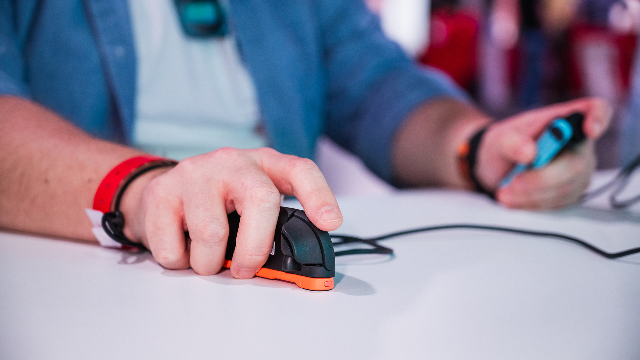 De nieuwe Joy-Con van de Nintendo Switch 2 losgekoppeld en in gebruik als 'muis' op een witte tafel.