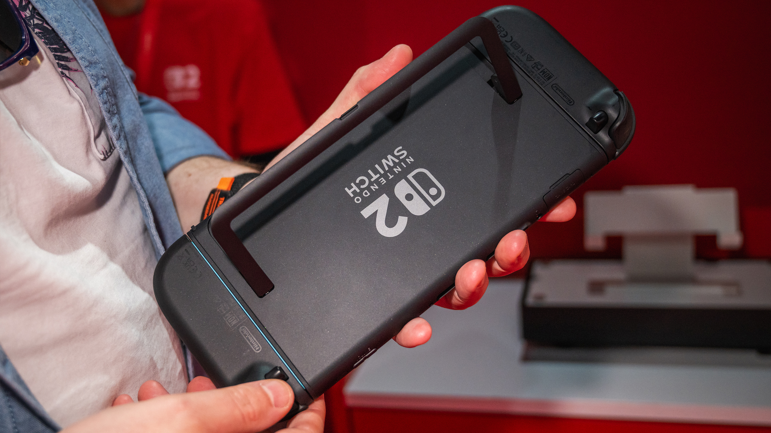 Achterzijde van de Nintendo Switch 2, met de kickstand van het apparaat uitgeklapt.