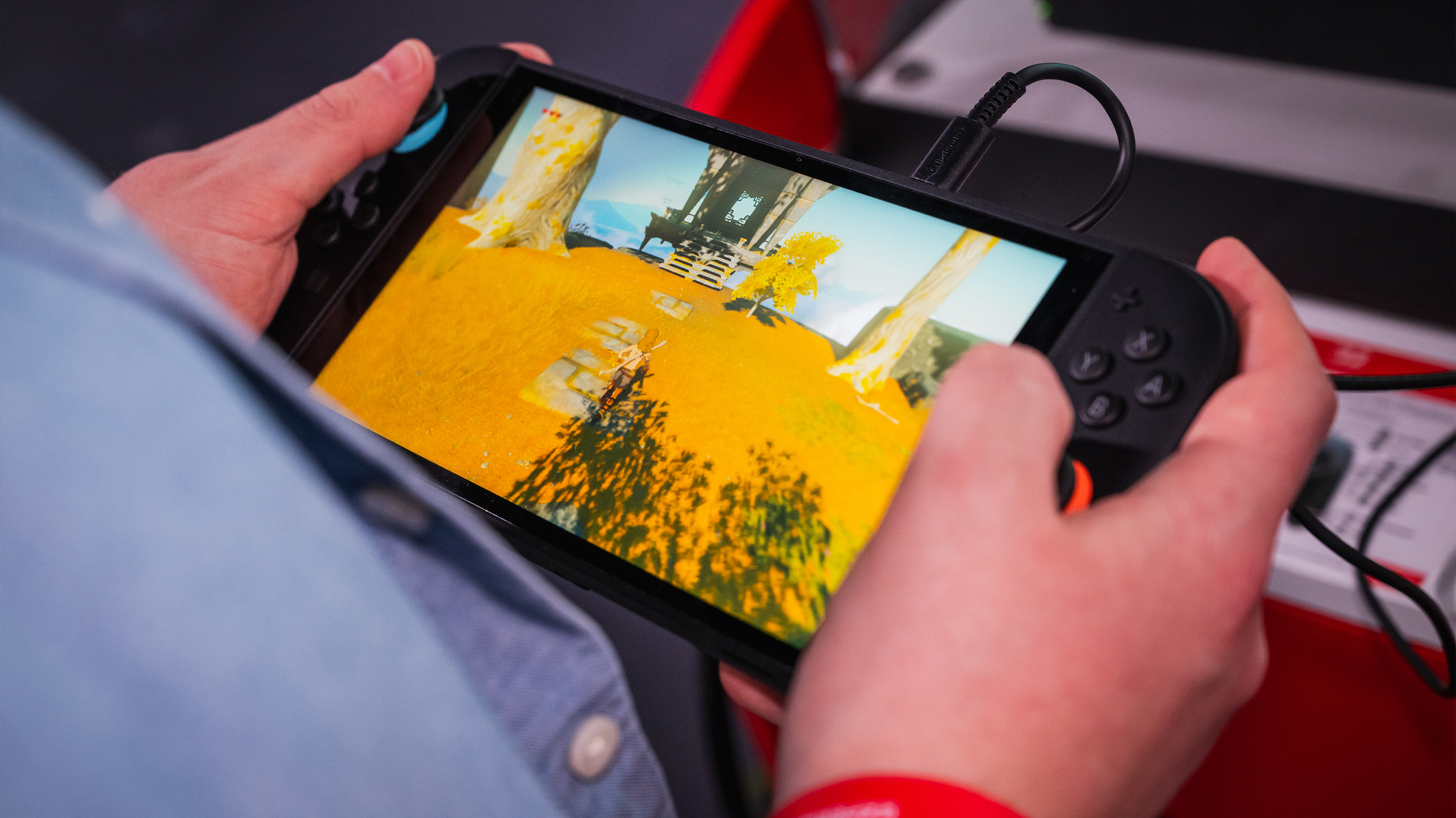 De Nintendo Switch 2 in handheld-modus in gebruik. Op de console wordt The Legend of Zelda: Tears of the Kingdom gespeeld.