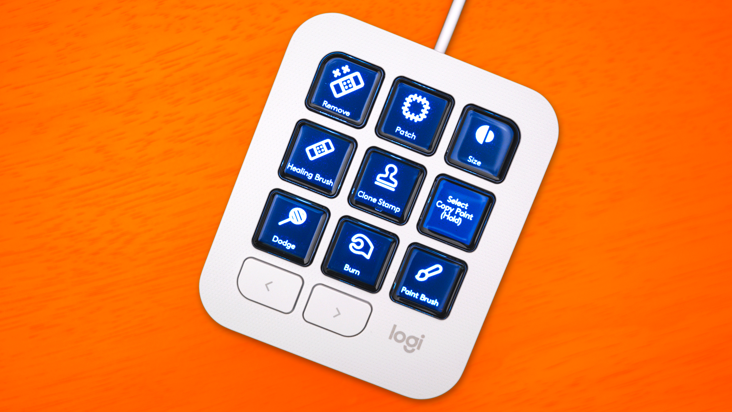 Bovenaanzicht van de Logitech MX Creative Console, in dit geval de Keypad met daarop enkele Adobe Photoshop-sneltoetsen.