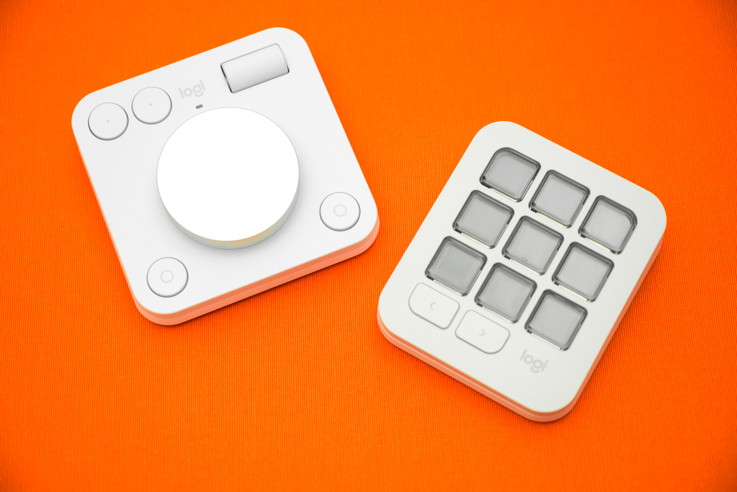 De MX Creative Console-bundel, bestaande uit de Dialpad en Keypad (niet aangesloten).