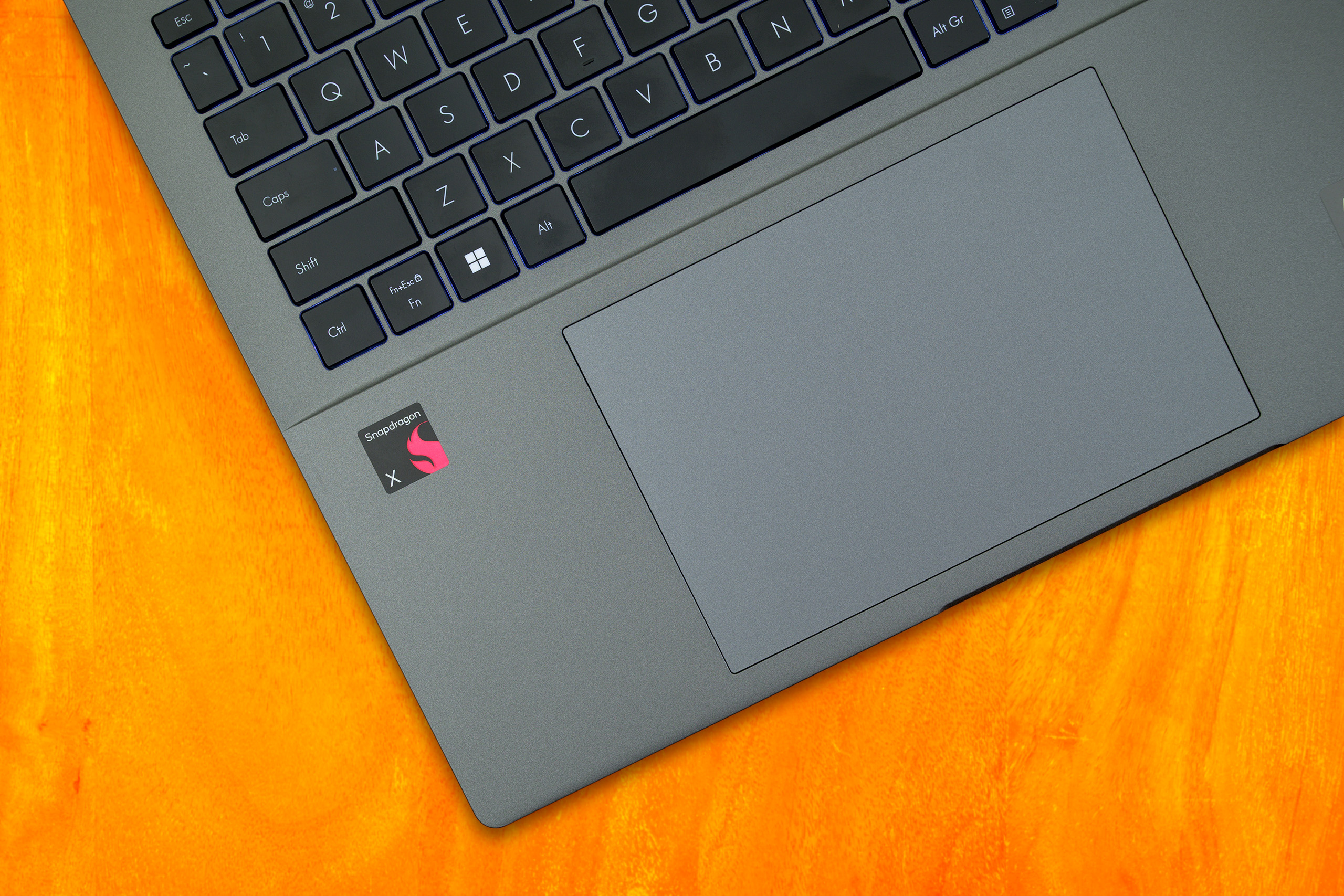 Bovenaanzicht van ASUS' Vivobook 16, met in de linkerhoek duidelijk het Snapdragon X-etiket.