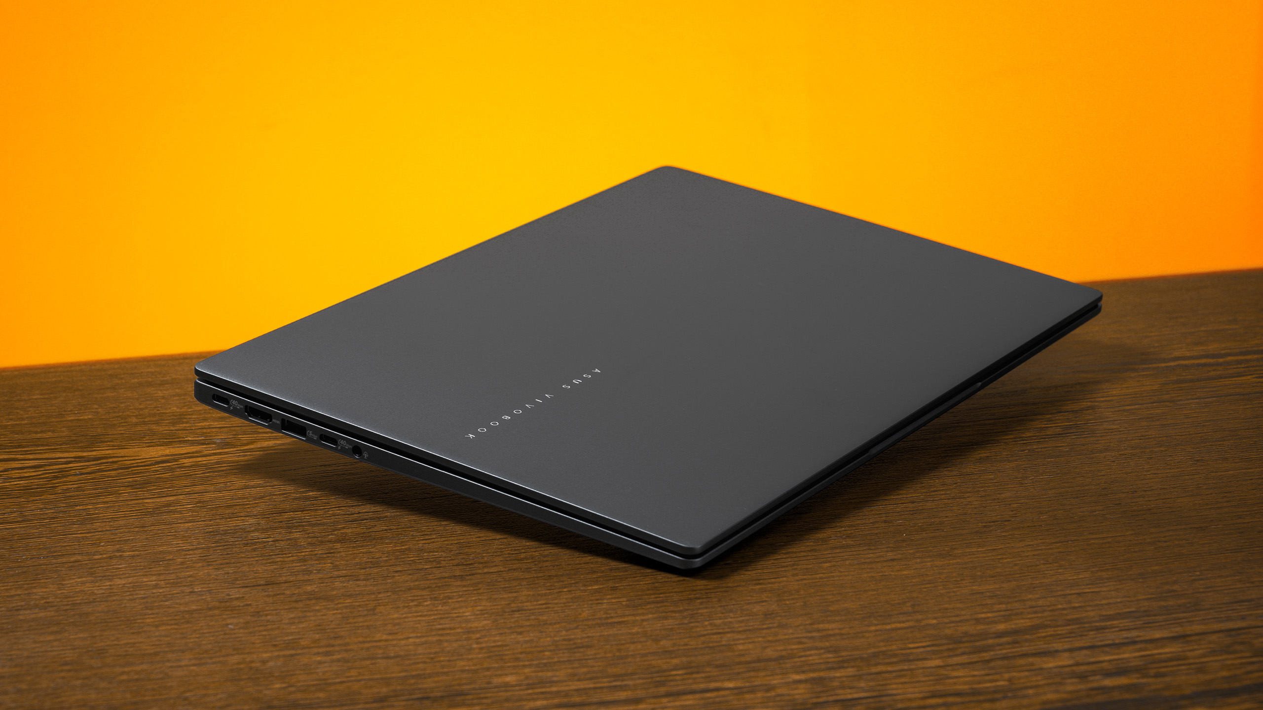 De Vivobook 16 van ASUS, dichtgeklapt, op een bureau.