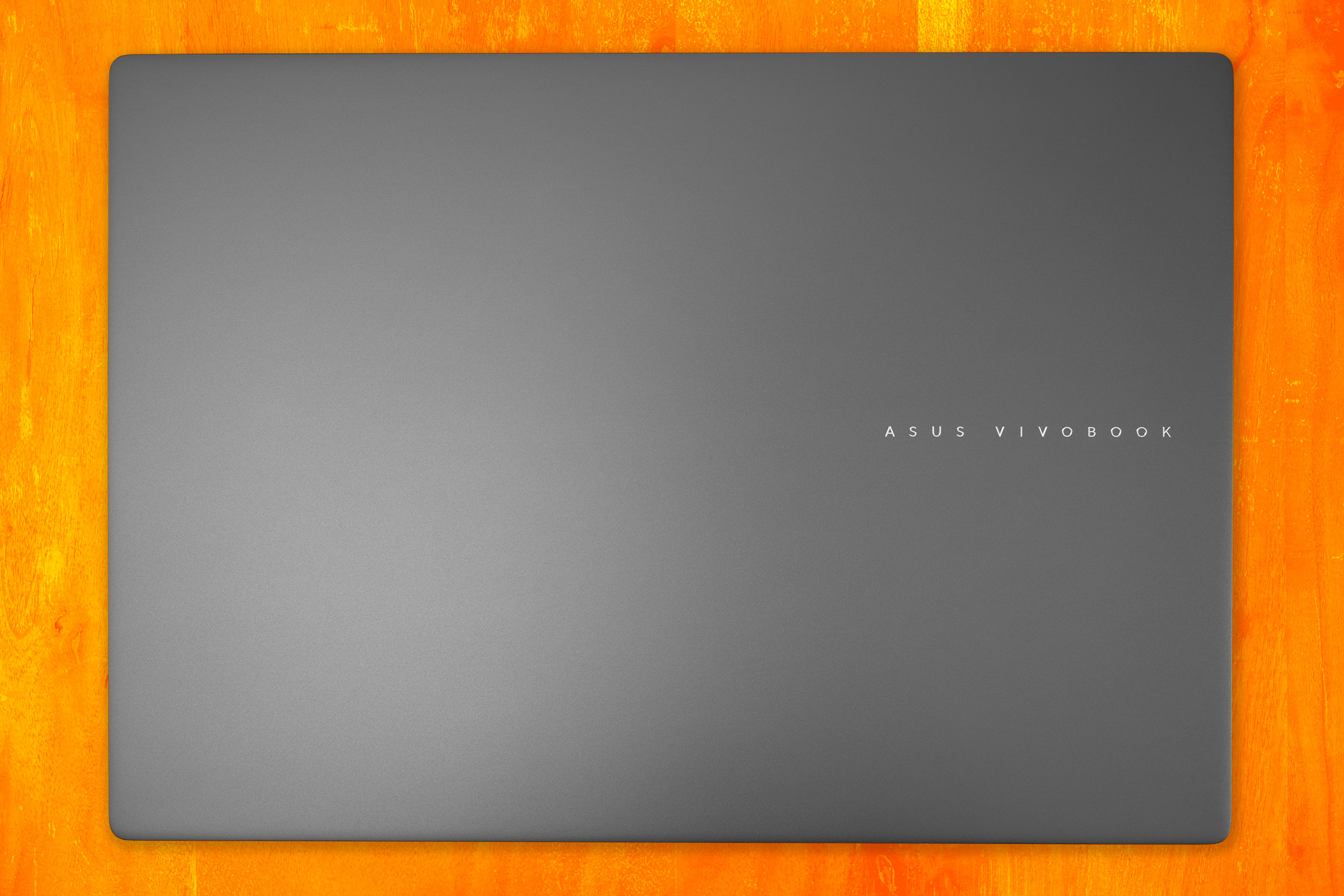 Bovenaanzicht van de ASUS Vivobook 16, dichtgeklapt.