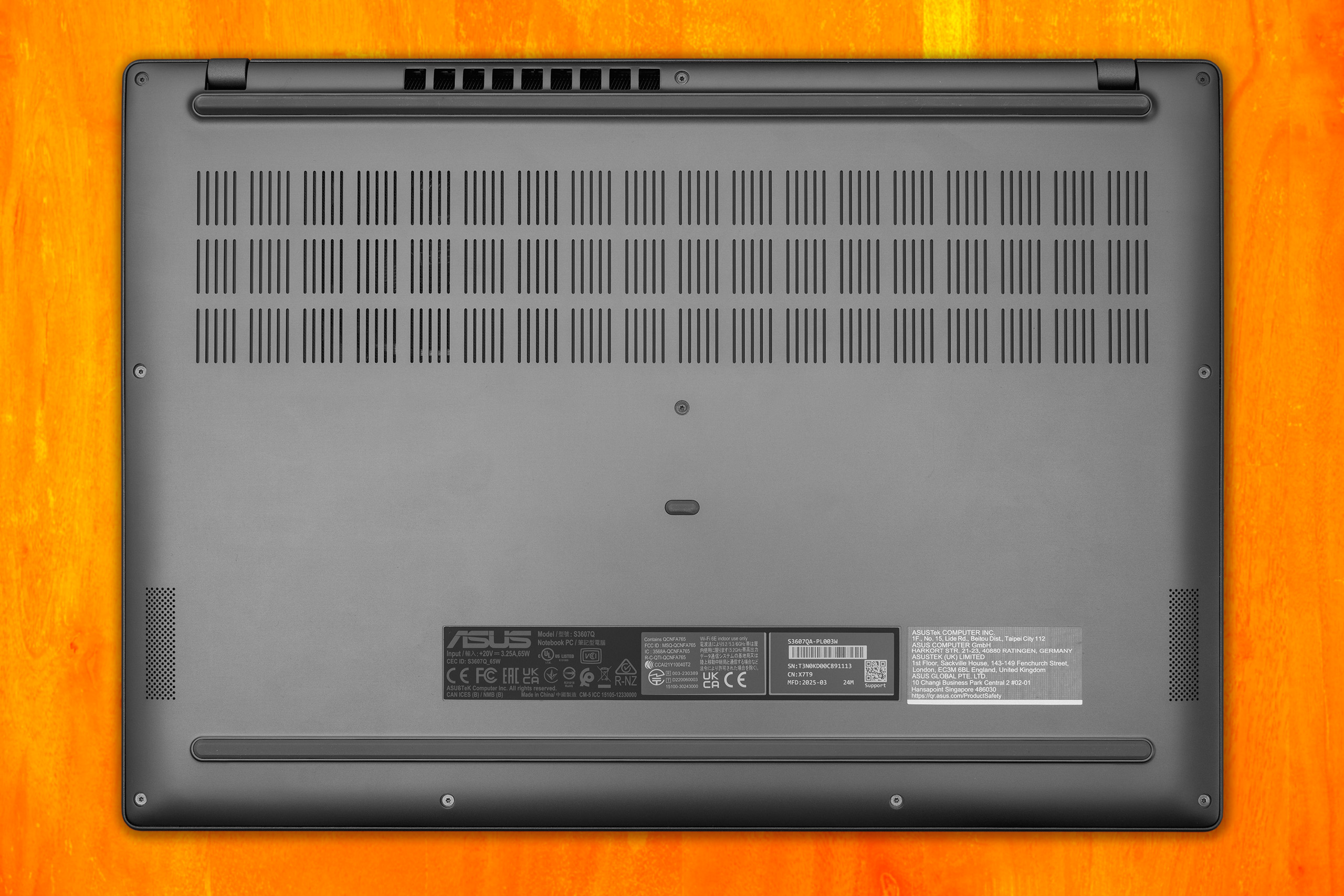 De onderkant van ASUS' Vivobook 16-laptop.