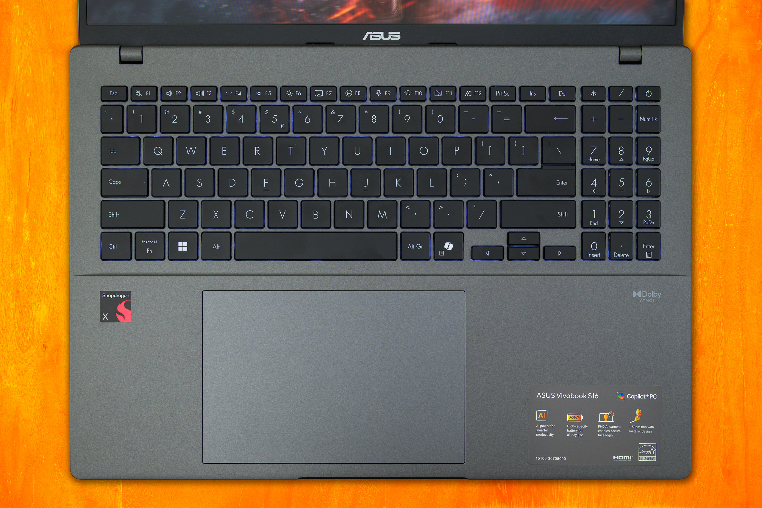 Bovenaanzicht van het onderste gedeelte van de ASUS Vivobook 16, met het toetsenbord en touchpad duidelijk in beeld.