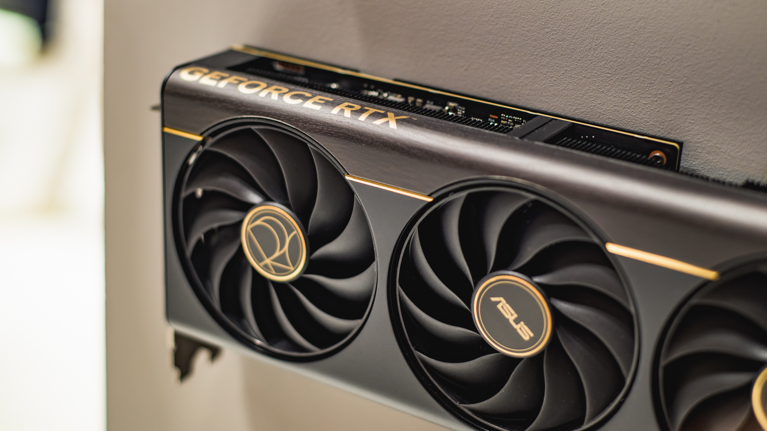 Close-up van de ProArt GeForce RTX 5080-videokaart, met op de flank duidelijk het houten laminaatrandje.