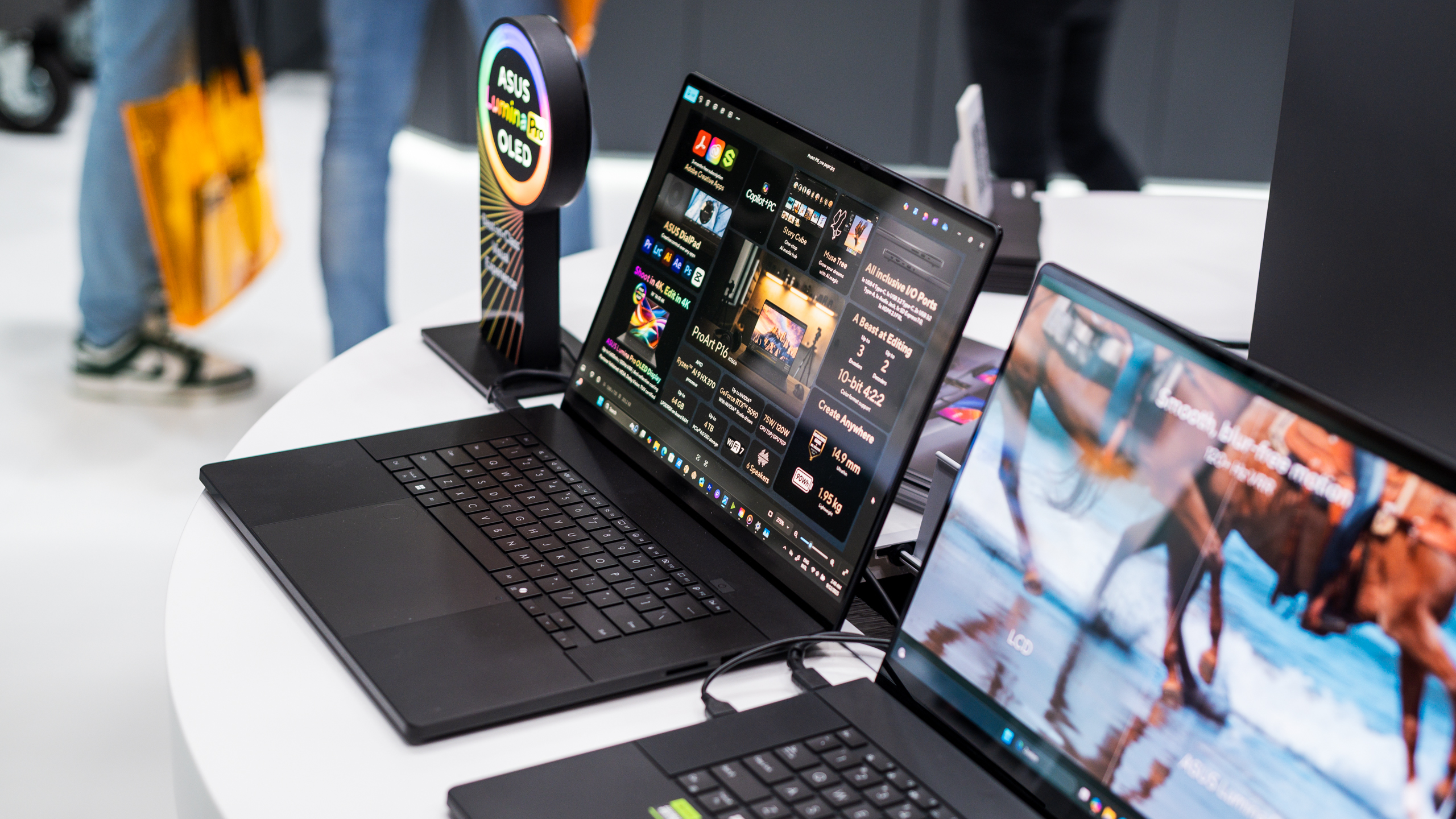 De nieuwe ProArt P16-laptop van ASUS, met verbeterd OLED-scherm en een RTX 5090 aan boord. De laptops staan ter display op IBC 2025.