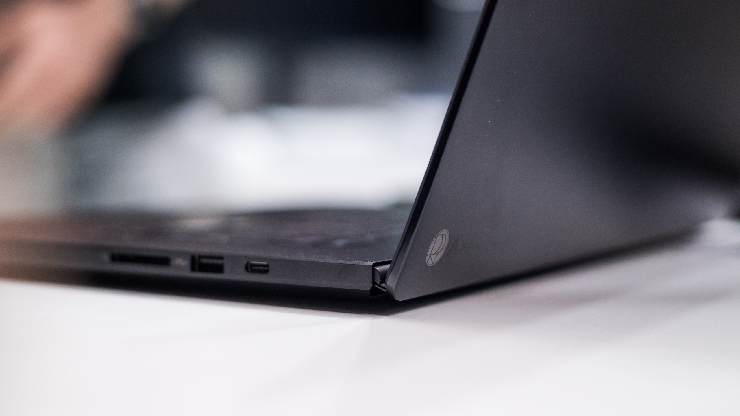 Close-up van de schermflank en het -scharnier van een ProArt P16-laptop, met het ProArt-logo erop.