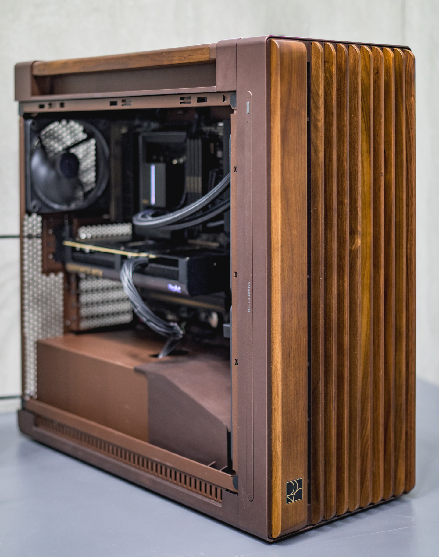 De ProArt PA602-behuizing van ASUS, ditmaal in de nieuwe bruine uitvoering. Het zijpaneel van de kast is verwijderd, zodat ook de nieuwe ProArt GeForce RTX 5080-videokaart goed zichtbaar is.