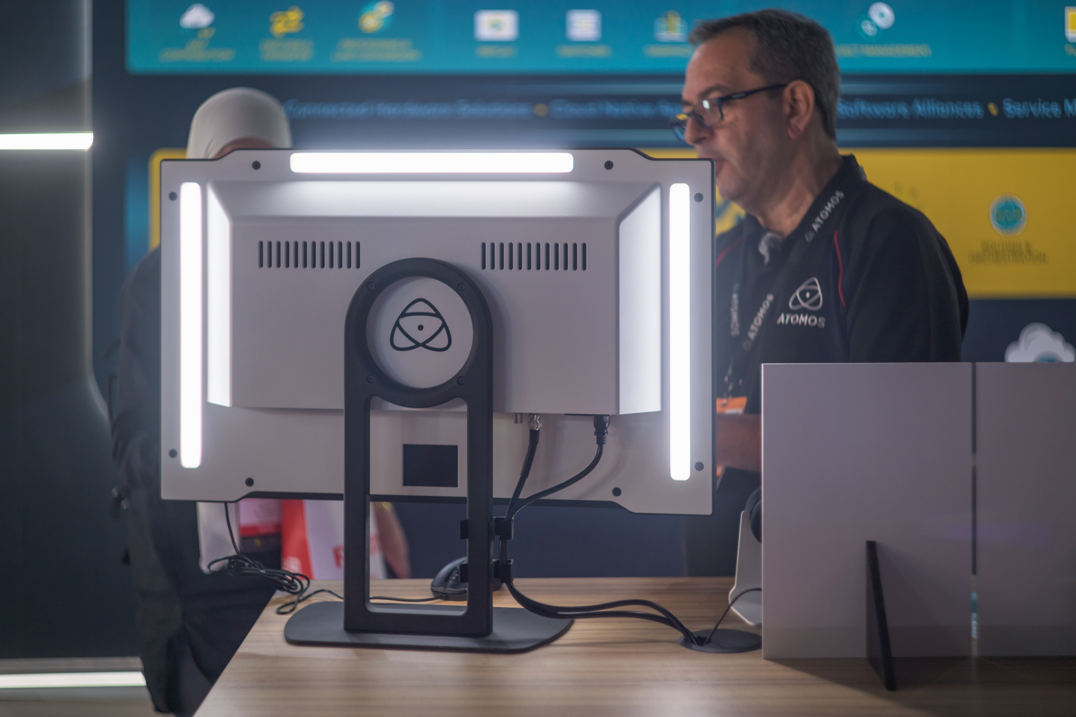 De achterzijde van Atomos' Studio Pro-2710-monitor, onthuld op IBC 2025. Achterop prijkt onder meer een touchpaneeltje en een drietal felwitte LED-lampen, die ook de omgeving rondom de monitor neutraal moeten kleuren.