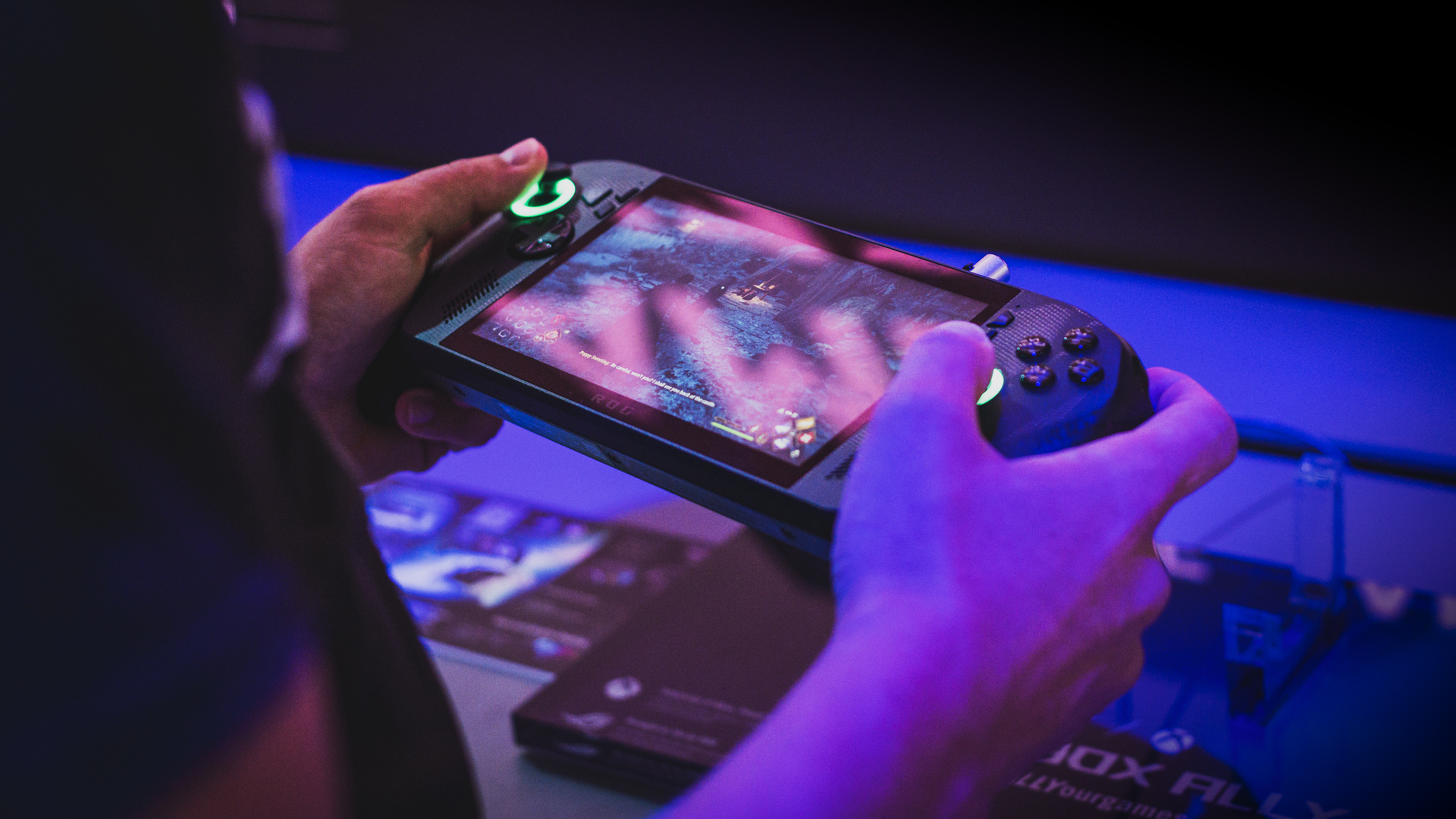 De ROG Xbox Ally X in gebruik op de ASUS-booth op gamescom 2025.