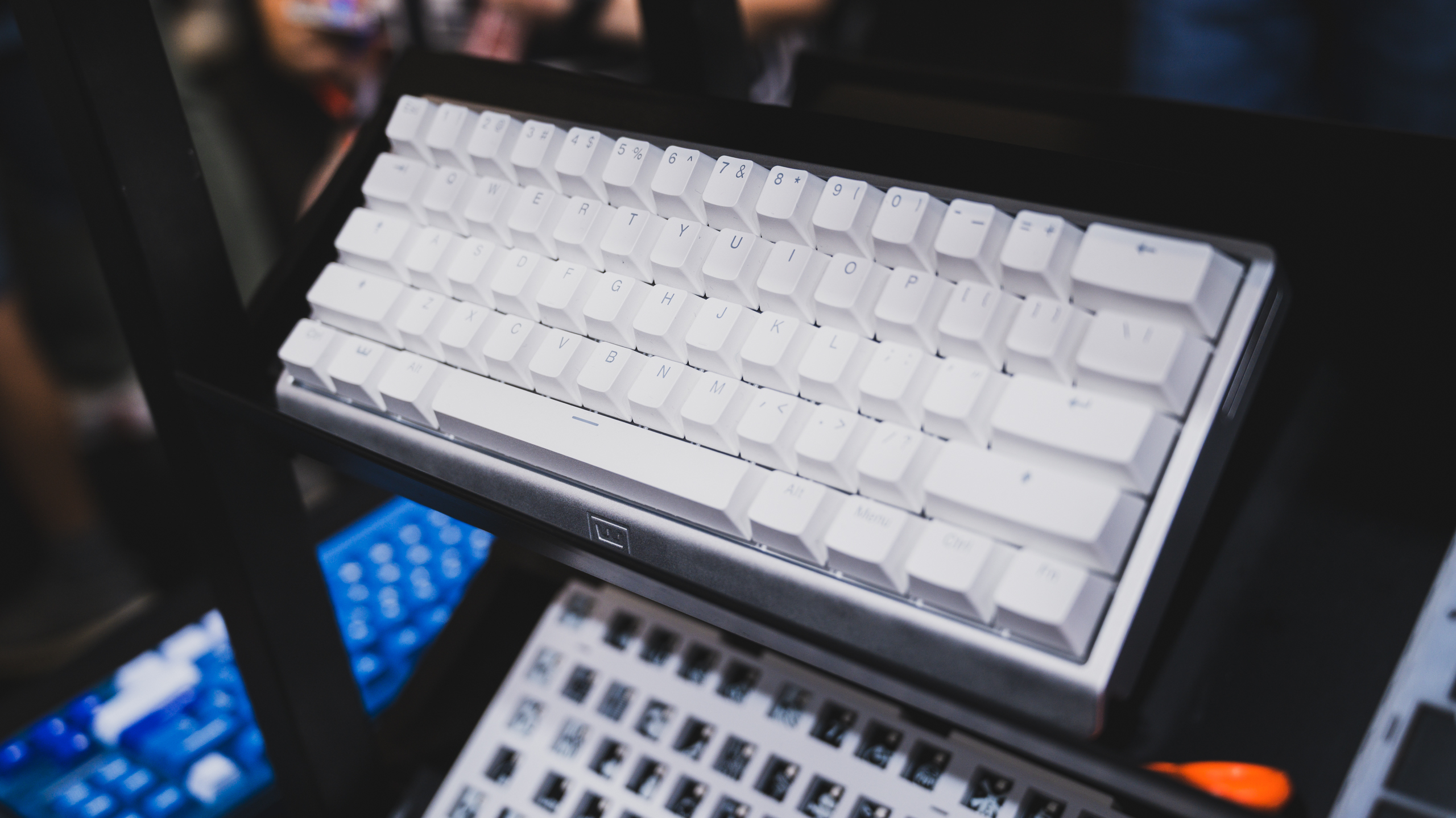 Witte versie van de Wooting 60HE v2, liggend in een rekje.