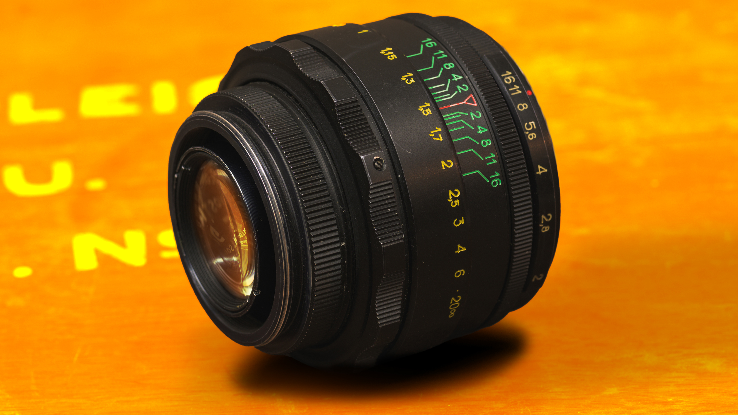 Close-up van de zijkant en achterzijde van een KMZ Helios 44-2-objectief.