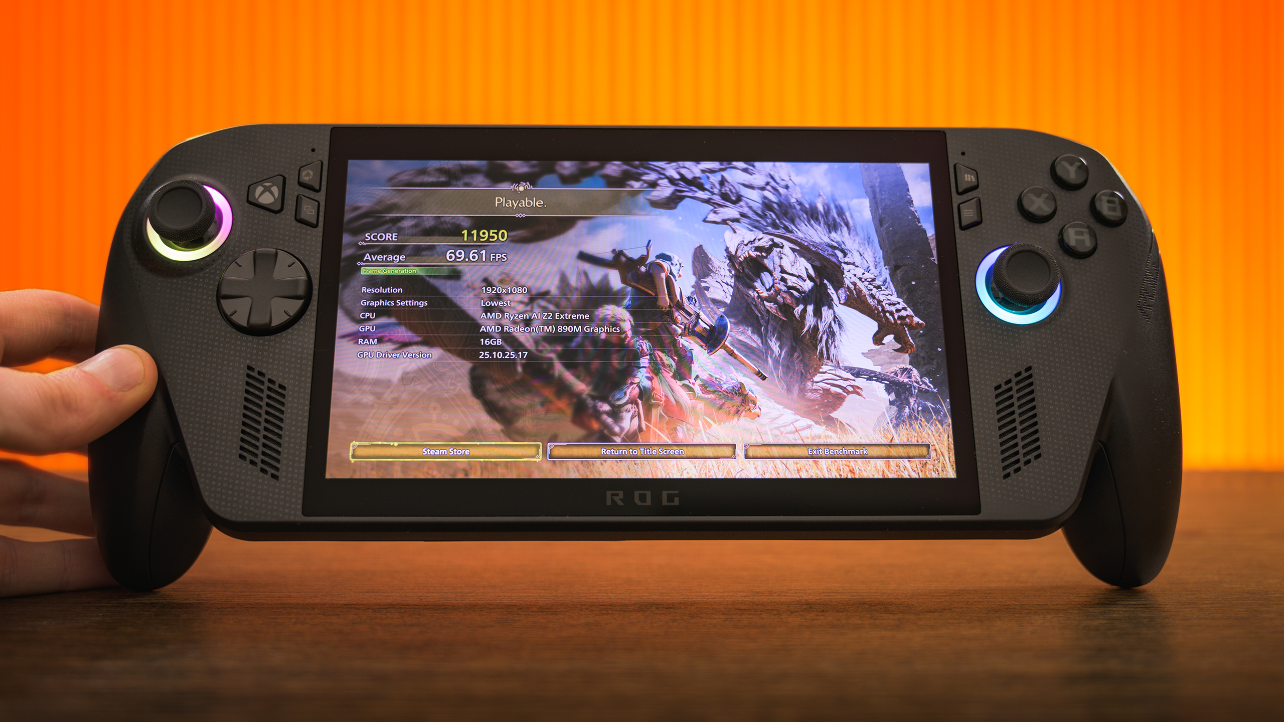 De ROG Xbox Ally X met daarop de benchmarkresultaten van Monster Hunter Wilds in beeld. 