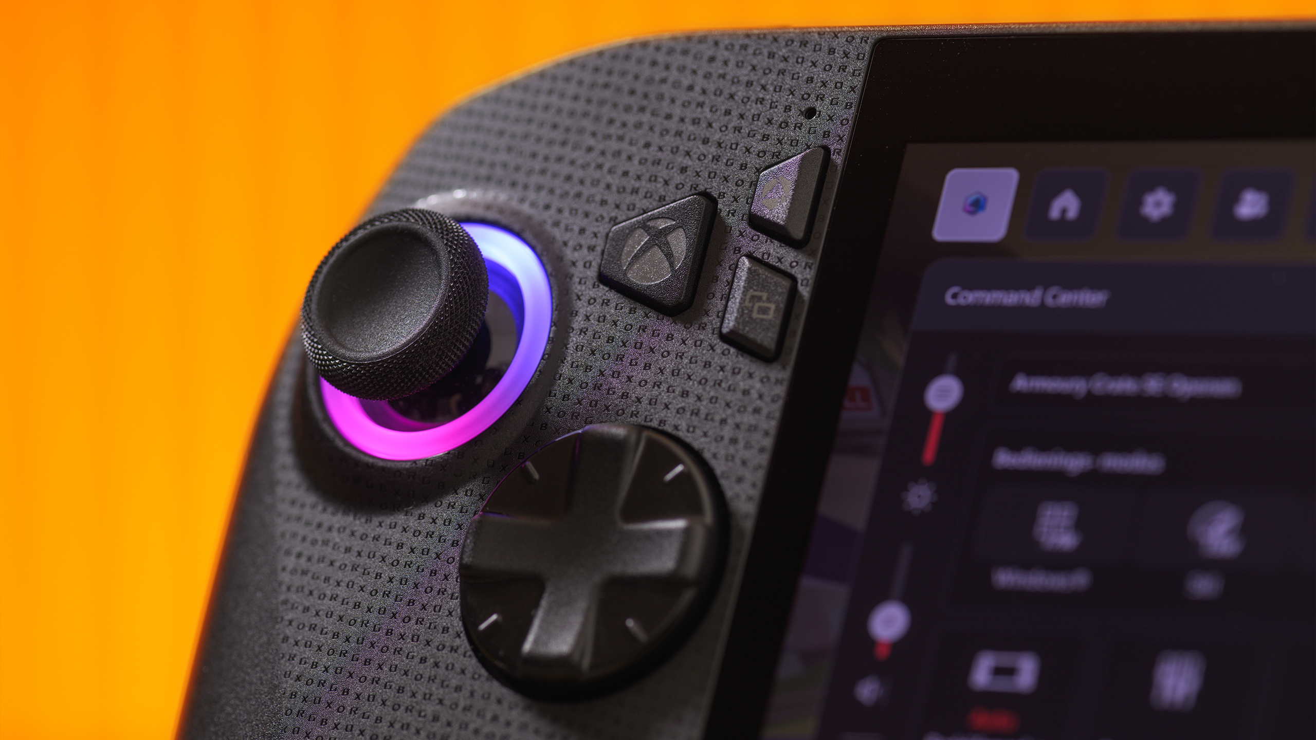 Close-up van de voorzijde van de ROG Xbox Ally X, met daarop duidelijk de Xbox-knop zichtbaar.