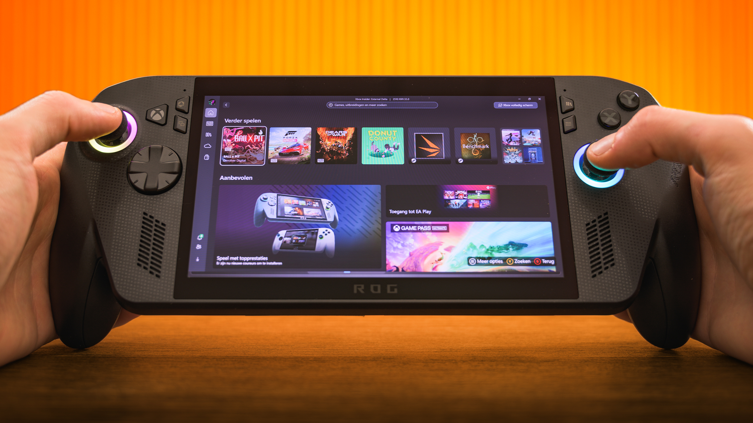 De ROG Xbox Ally X in de hand. Op het scherm staat het Xbox-startmenu weergeven.