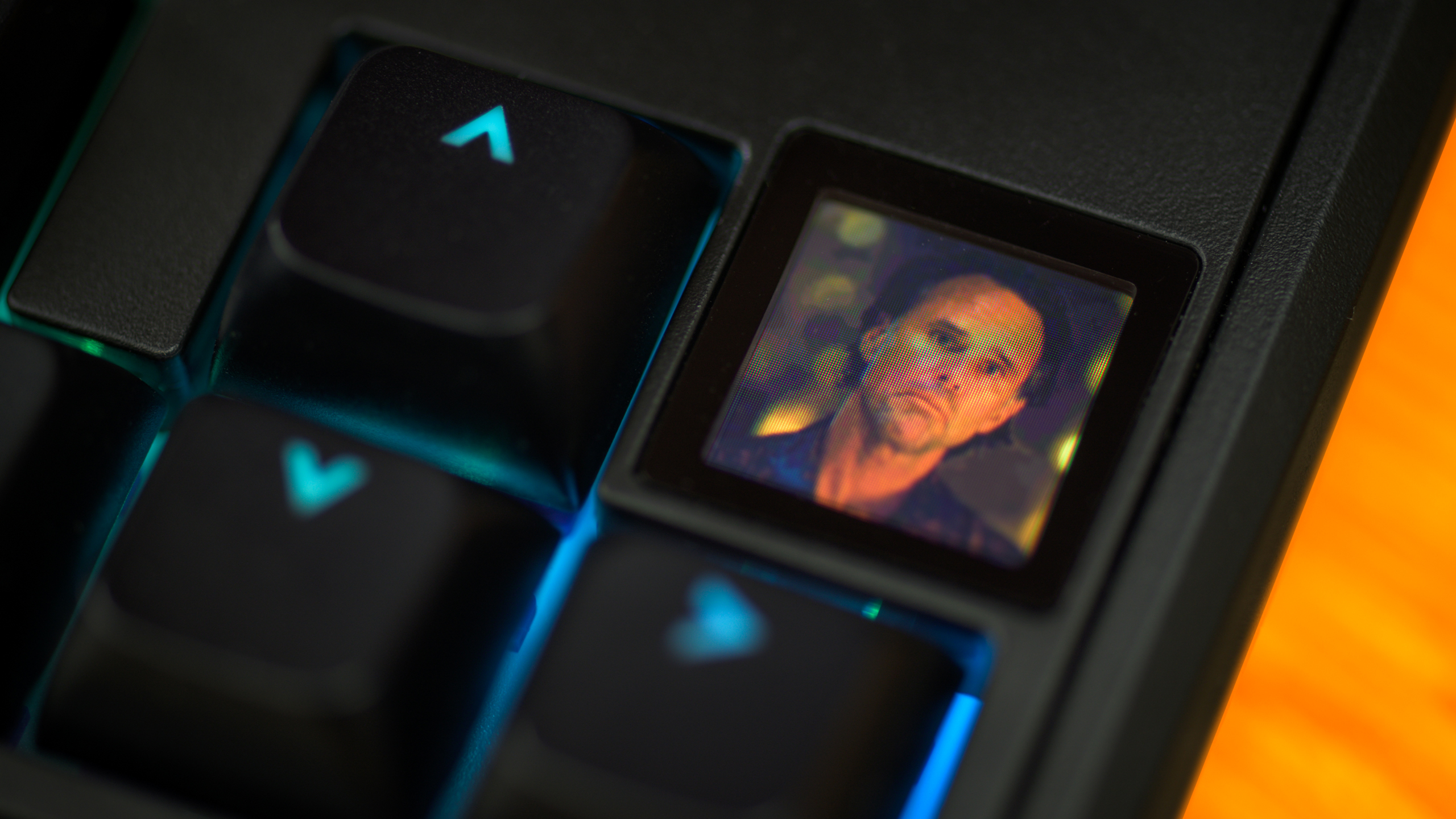 Het 0,85 inch grote TFT LCD-schermpje op de duurdere Hator Skyfall-toetsenborden. Op het paneeltje wordt een GIF-afbeelding van Walton Goggins in The White Lotus afgebeeld.